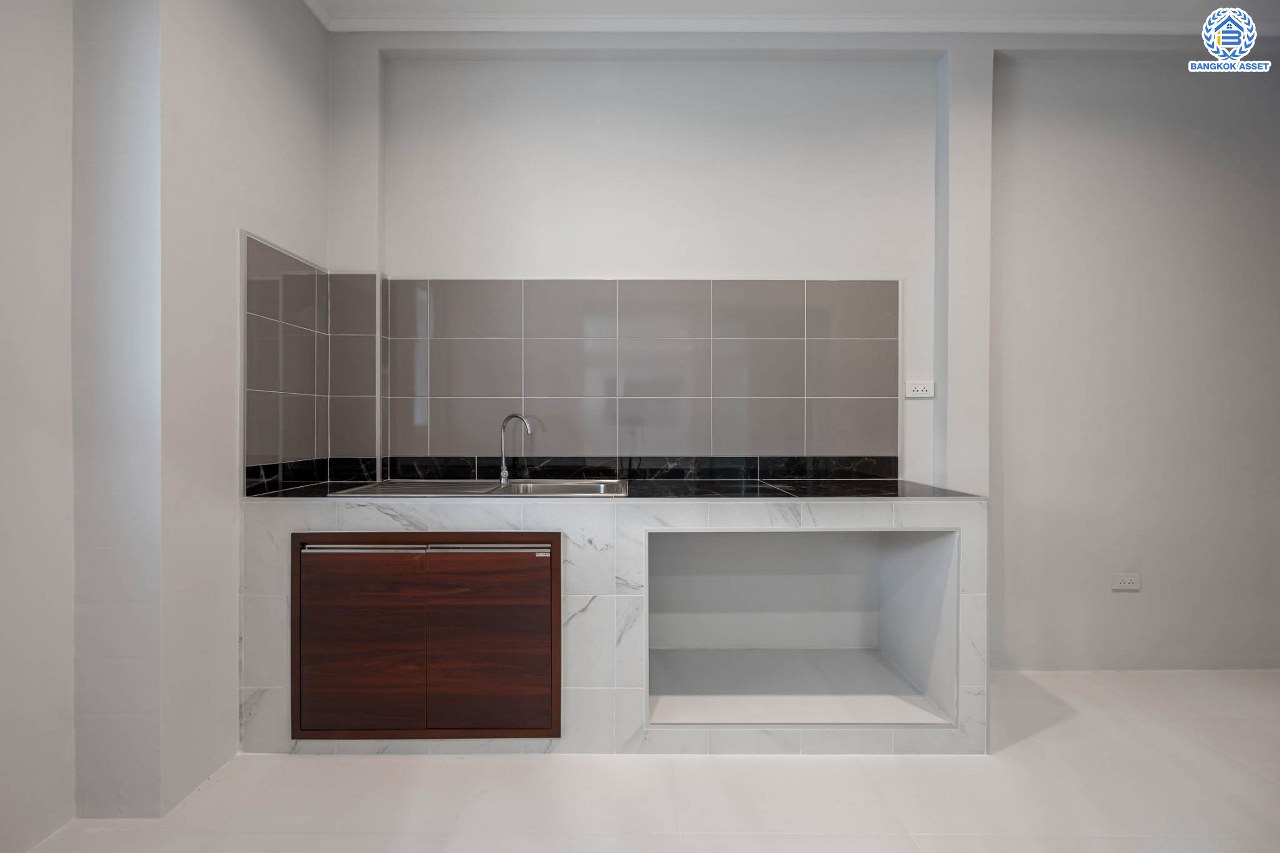 บ้านมือสองตกแต่งใหม่ ทำเลโซนเมือง! หลังมุม ม.ปัญฐิญา1 พระราม5 ตกแต่งดีไซน์ทันสมัย เนื้อที่ 55.5 ตร.ว. หลังใหญ่พร้อมอยู่ ฟังก์ชัน 3 ห้องนอน 3 ห้องน้ำ 2 ที่จอดรถ พร้อมเรือนรับรอง ทำเลศักยภาพ เชื่อมต่อถนนหลายสาย ใกล้รถไฟฟ้า "สถานีแยกติวานนท์"